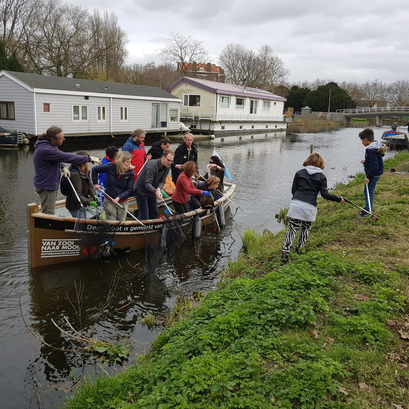 Origineel Plastic vissen in het water en op de kade