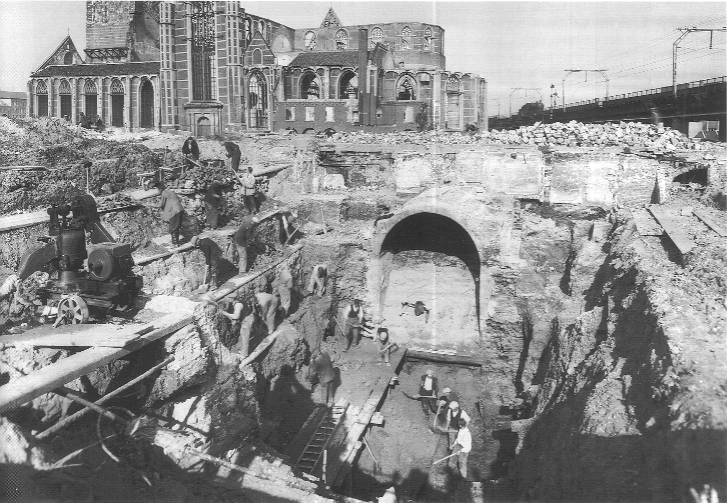 Het vrijleggen van de grote Keizerinnesluis in 1942/43 met op de achtergrond de door het bombardement beschadigde Laurenskerk (foto DIWERO 1942).