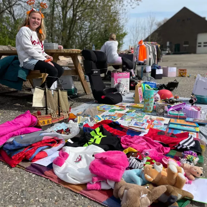 Een kleedje met spullen voor de rommelmarkt.